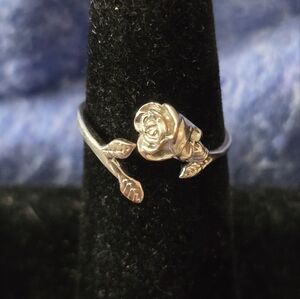 Elegant Silver Rose & Skull Ring